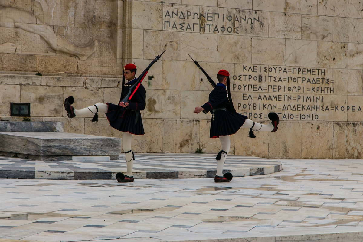 Zmiana warty na Placu Syntagma w Atenach